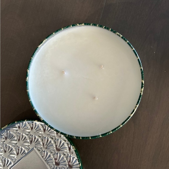 Voluspa NEW NOBLE FIR GARLAND
3 WICK TIN CANDLE - Picture 6 of 6